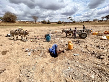 Abdi Hassan, de 55 años, escava la tierra en Filtu (Etiopía) en busca de agua, en noviembre de 2022.