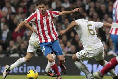 Gabi lleva el balón ante la presencia de Khedira.