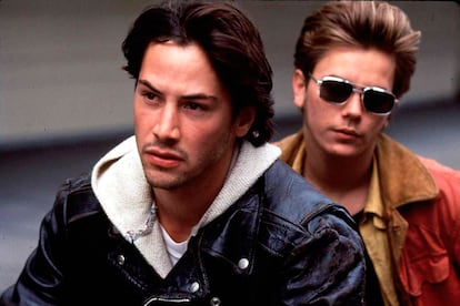 Mi Idaho privado (Gus Van Sant, 1991). Si después de Bill y Ted alguien pensaba que Reeves iba a ser un caricato estaba muy equivocado, aunque a Keanu le costara cuatro años demostrarlo. La cinta de Van Sant, libre adaptación de Enrique IV de Shakespeare, fue un hito en la representación de la homosexualidad en la gran pantalla y una de esas películas que no pueden falta en la lista de lo mejor de los noventa. La historia de amor y amistad entre los chaperos interpretados por Keanu y el difunto River Phoenix pone los pelos de punta solo con recordarla. Keanu era Scott, el pijo rebelde que solo quería fastidiar a su familia.