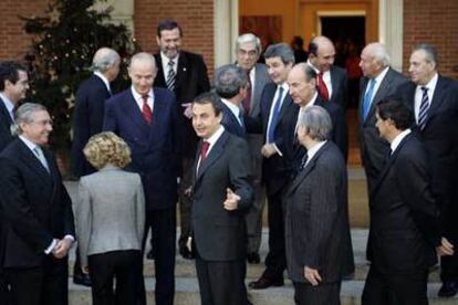 El presidente Zapatero posa en La Moncloa junto a la ministra Salgado, Valentín Fuster y los patronos de la Fundación Pro-CNIC.