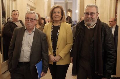 La ministra de Empleo, F&aacute;tima B&aacute;&ntilde;ez, junto a los l&iacute;deres de CCOO, Fernandez Toxo, y UGT, Candido M&eacute;ndez. 