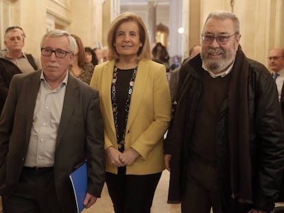 La ministra de Empleo, F&aacute;tima B&aacute;&ntilde;ez, junto a los l&iacute;deres de CCOO, Fernandez Toxo, y UGT, Candido M&eacute;ndez. 