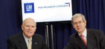 Imagen cedida por General Motors en la que se ve a su presidente Dan Akerson (i), junto a su homólogo francés de PSA Peugeot Citroen, Philippe Varin (d), en Nueva York, EE.UU., el día 29 de febrero de 2012.