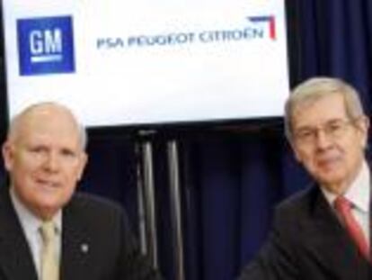 Imagen cedida por General Motors en la que se ve a su presidente Dan Akerson (i), junto a su homólogo francés de PSA Peugeot Citroen, Philippe Varin (d), en Nueva York, EE.UU., el día 29 de febrero de 2012.