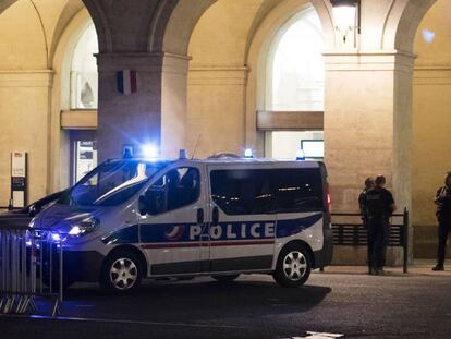 La estaci&oacute;n ferroviaria de Nimes despu&eacute;s de ser evacuada el s&aacute;bado por la noche.