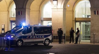 La estación ferroviaria de Nimes después de ser evacuada el sábado por la noche.
