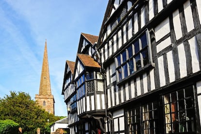 Arropado a los pies de las colinas de Malvern, es el clásico pueblo comercial repleto de edificios de estilo tudor, como la casa del mercado levantada sobre pilares de castaño en el centro de la localidad. Ledbury atrae a los visitantes en julio, con motivo de su famoso festival de poesía, una cita cultural que se vive en sus calles medievales. Además, a tres kilómetros se encuentra el castillo de Eastnor, una de las principales atracciones del condado.