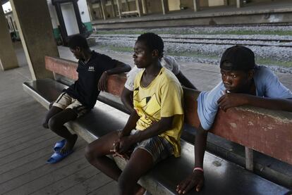 Antonio (izquierda) y José, el inquebrantable madridista, junto con sus amigos en Beira (Mozambique). 