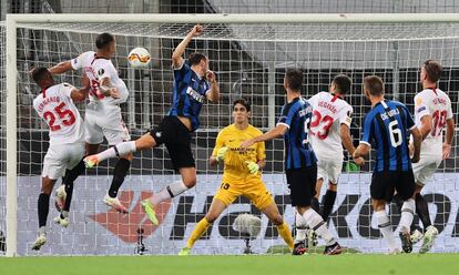 Diego Godín marca el segundo para el Inter y vuelve a empatar el partido.