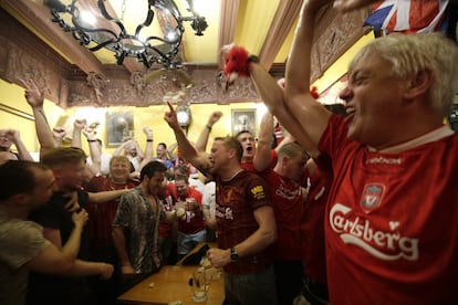 Hinchas del Liverpool celebran la victoria de su equipo en un bar, cerca del estadio Metropolitano, en Madrid.