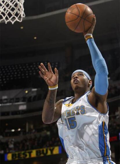 Carmelo Anthony lanza a canasta ante Minnesota.