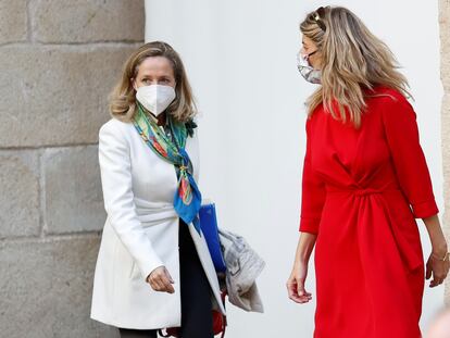 Las vicepresidentas del gobierno de Economía, Nadia Calviño, y Trabajo, Yolanda Díaz, durante la XXXII Cumbre Hispano-Portuguesa que se celebró este jueves en la localidad cacereña de Trujillo.