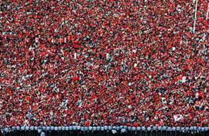 Una <b></b><i>marea roja</i> de aficionados surcoreanos invadió las plazas de Seúl en las que pudo seguirse el partido Corea del Sur-Portugal.