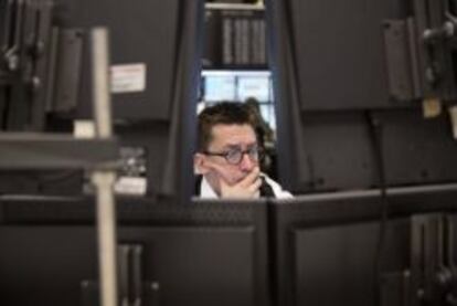Un corredor de bolsa observa ayer las noticias sobre los acontecimientos en Crimea en la bolsa de Fráncfort (Alemania).