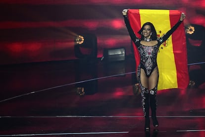 Chanel Terrero, representante de España, en el desfile de banderas al inicio de la gala desde Turín.