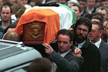 Gerry Adams (a la derecha, con gafas), porta  el ataúd de uno de los responsables del atentado de Shankill Road.