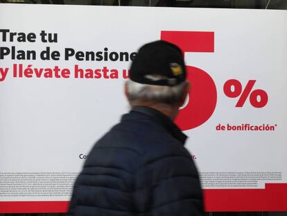 Oferta de planes de pensiones en una oficina bancaria de Madrid.