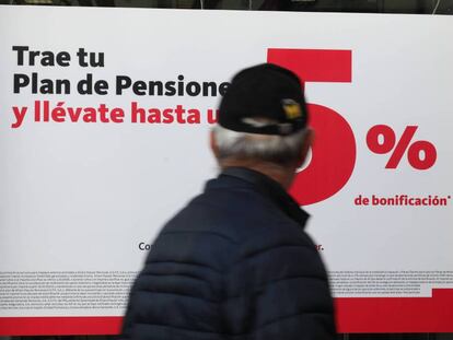Oferta de planes de pensiones en una oficina bancaria de Madrid.