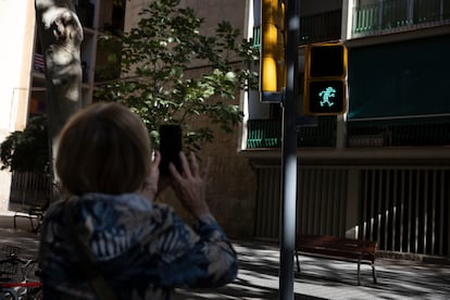 Una viandante retrata el semáforo estrenado este sábado, con el perfil de Mortadelo.