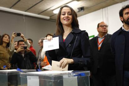 La candidata de Ciutadans, Ins Arrimadas, i el seu marit, Xavier Cima, voten a les eleccions a l'escola Ausis Marc de Barcelona.