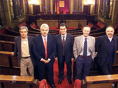 Siguiendo la tradición, EL PAÍS reunió en la tarde de ayer en el hemiciclo del Parlamento de Cataluña a los cinco líderes de los partidos que aspiran a presidir la Generalitat durante los próximos cuatro años. De izquierda a derecha, Joan Saura (Iniciativa), Pasqual Maragall (PSC), Artur Mas (CiU), Josep Piqué (PP) y Josep Lluís Carod Rovira (Esquerra). Pese a la tensión de la campaña, mantuvieron un clima cordial.