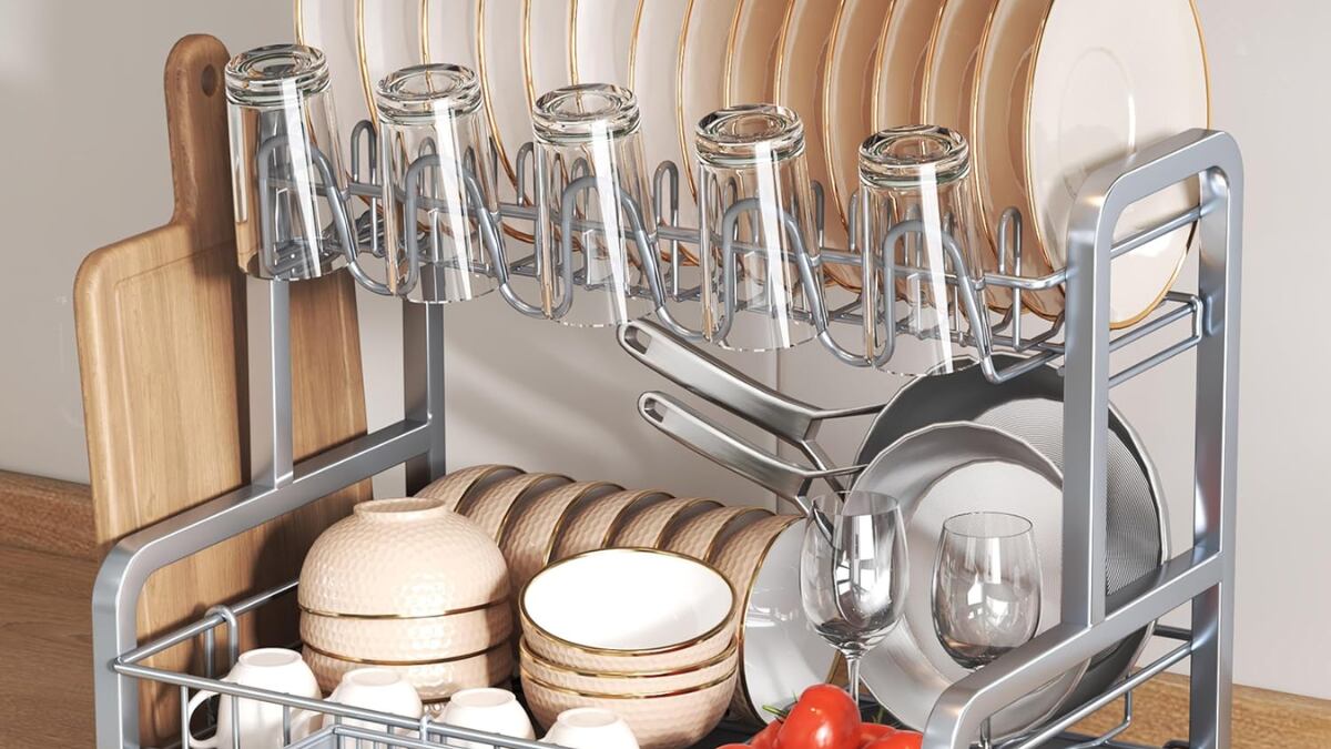 El escurreplatos de dos niveles que libera espacio en la cocina está rebajado más de un 50%
