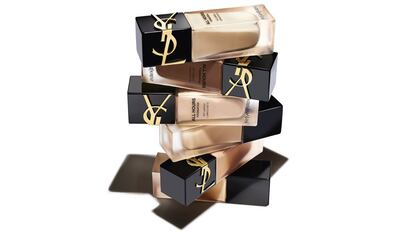 Un fondo de maquillaje <a href="http://www.yslbeautyus.com"target="_blank">All Hours Foundation de Yves Saint Laurent</a>. Con cobertura completa, con efecto piel desnuda, un acabado mate luminoso durante 24 horas, con una nueva fórmula, infundida con ácido hialurónico, que proporciona hidratación durante todo el día. La firma apoya la creación de una cooperativa de 33 mujeres para cultivar cada planta necesaria en los jardines comunitarios de Ourika, incluidos los pétalos de jazmín, que se encuentran en la fórmula de All Hours. Precio: 53,51 euros. www.yslbeautyus.com.