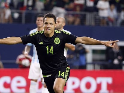 Hern&aacute;ndez celebra un gol contra la selecci&oacute;n de Argentina