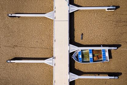 Fotografía tomada con un dron que muestra un barco atracado en el puerto del lago artificial Gruyère completamente seco, en Pont-en-Ogoz, cerca de Bulle (Suiza). El nivel del lago ha disminuido progresivamente mientras se espera que la nieve derretida mejore la acumulación de agua de la zona.