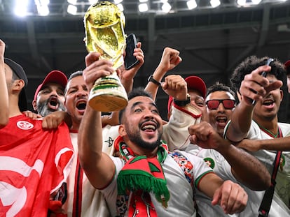 Aficionados de Marruecos celebran la victoria de su equipo ante España en las gradas del estadio Education City.