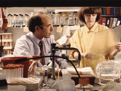 Los biólogos estadounidenses Richard Axel y Linda Buck, en su laboratorio.