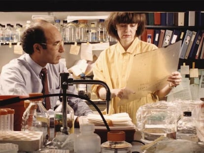 Los biólogos estadounidenses Richard Axel y Linda Buck, en su laboratorio.