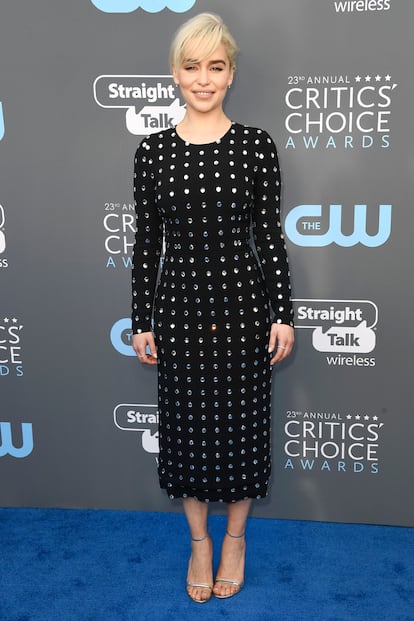 Emilia Clarke, de Juego de Tronos, acudió con un vestido de tachuelas de Dolce & Gabbana.