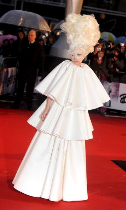 La cantante Lady Gaga a su llegada a la gala de entrega de los premios Brit en Londres el 16 de febrero de 2010