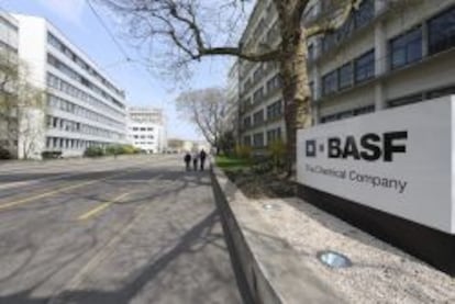 Cartel situado a la entrada a la sede del grupo qu&iacute;mico alem&aacute;n BASF en Basilea, Suiza