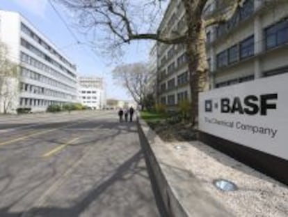 Cartel situado a la entrada a la sede del grupo qu&iacute;mico alem&aacute;n BASF en Basilea, Suiza