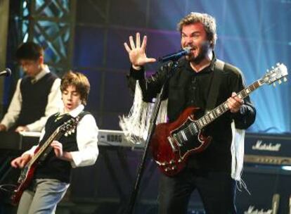 Joey Gaydos Jr junto al actor Jack Black en una actuación del elenco de la película en el programa de Jay Leno en 2003.