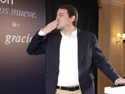 El presidente de la Junta de Castilla y León, Alfonso Fernández Mañueco, lanza un beso al público, en el Hotel Alameda Palace, en Salamanca, el 13 de febrero de 2022.