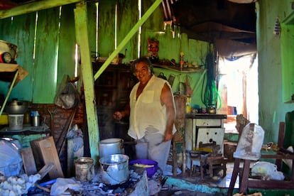 La casa de Cecilia Oviedo, de 60 años, es una de esas que están en un limbo legal, pese a que lleva en ella más de cuatro décadas. “Mi marido [en la imagen] nació aquí y somos felices en el barrio, nos parece bien que se mejore, pero sin que nos echen”, reclama la sexagenaria.
