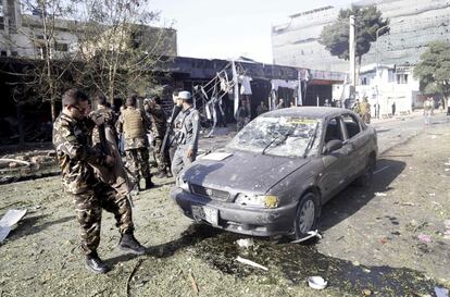 Miembros de las fuerzas de seguridad observan el lugar del atentado.