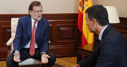 Mariano Rajoy y Pedro S&aacute;nchez en durante el encuentro de este martes.