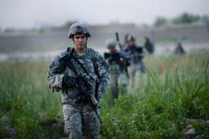Un grupo de soldados estadounidenses durante su patrulla de ayer en una zona de la provincia afgana de Kandahar.