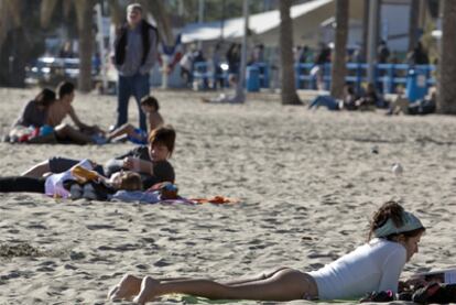 Gente tomando el sol en la playa del Postiguet, en Alicante, el pasado domingo.