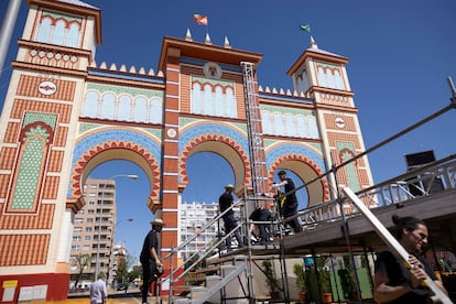 Últimos preparativos de la Feria de Abril de Sevilla.