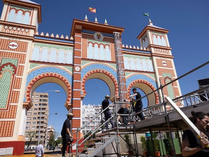 Últimos preparativos de la Feria de Abril de Sevilla.