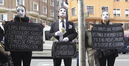 Afectados por la claúsula suelo durante la concentración en Madrid en 2017.