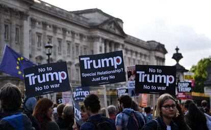Protesta en contra de la visita del presidente estadounidense, Donald Trump, en el exterior del palacio de Buckingham en Londres.