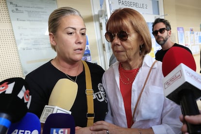 Gisèle Pélicot y su hija Caroline Darian al salir del juzgado este jueves en Aviñón.