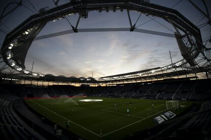 El parón de la competición de máximo nivel también dio la oportunidad a algunos equipos a empezar una profunda remodelación y modernización de sus estadios. Algunos como el CA Osasuna continúan jugando en El Sadar mientras éste cambia de cara, otros como el Real Madrid se han desplazado a otro campo mientras duran las reformas del Santiago Bernabéu y algunos como el Levante UD ya lucen sus obras terminadas. El Ciutat de València (en la foto) presentó en la jornada 11 ante el Deportivo Alavés una espectacular cubierta a la que se deberán incorporar 242 focos de iluminación 4k de última generación y dos videomarcadores de más de 140 metros cuadrados cada uno.