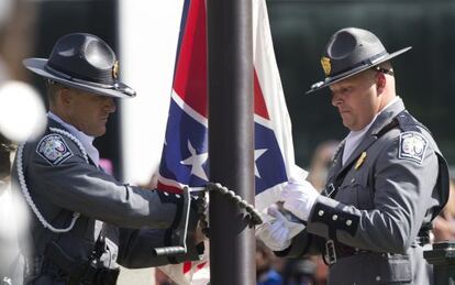 Una guardia de honor arr&iacute;a la bandera confederada en Carolina del Sur